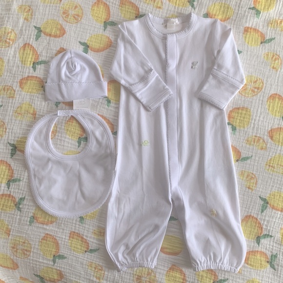 Kissy Kissy Other - Bundle of new unisex Kissy Kissy Premier convertible gown, hat, and bib